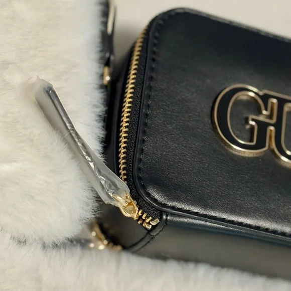 Guess - Picture 4 of 7